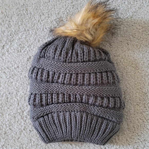 Womens Winter Handcrafted Knit Beanie Hat Cap Headgear Faux Fur Pom Pom Gray NEW - Picture 9 of 10